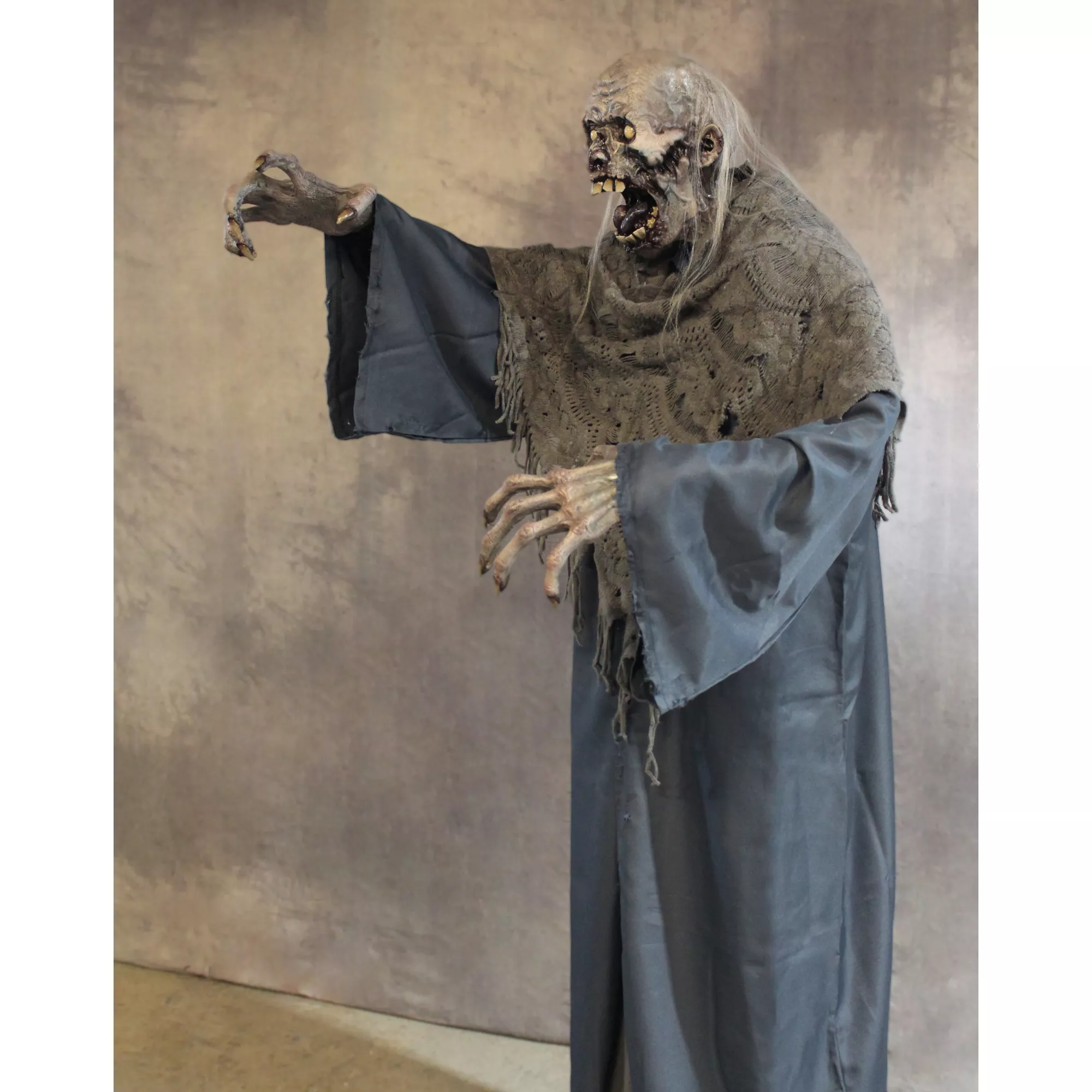 6 Ft 6 In Creeper Animatronic - Beastcraft at Spirit Halloween