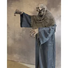 6 Ft 6 In Creeper Animatronic - Beastcraft at Spirit Halloween