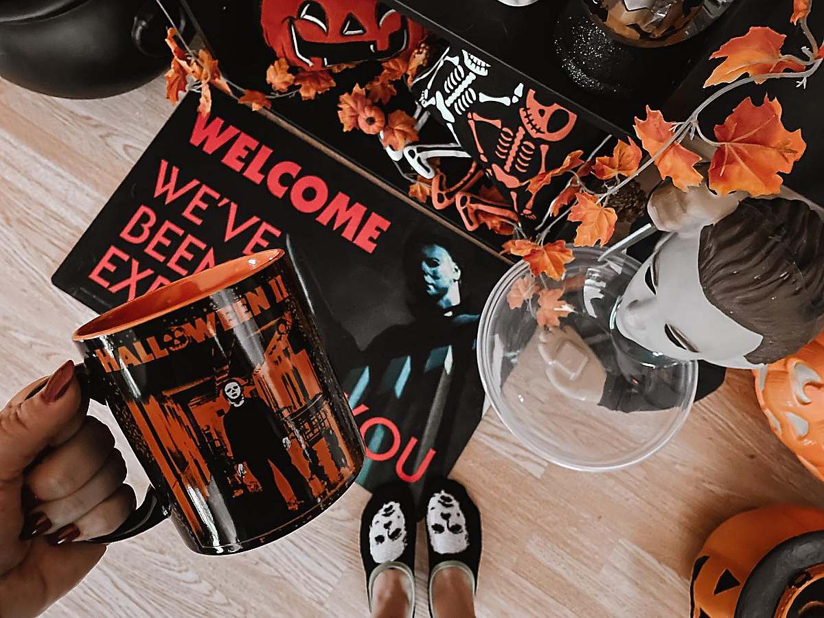 Halloween horror movie welcome mat, mug and slippers
